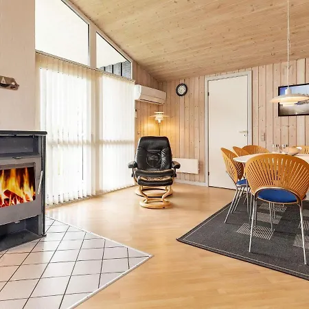 10 Person In Lokken-by Traum