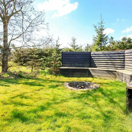 10 Person In Lokken-by Traum