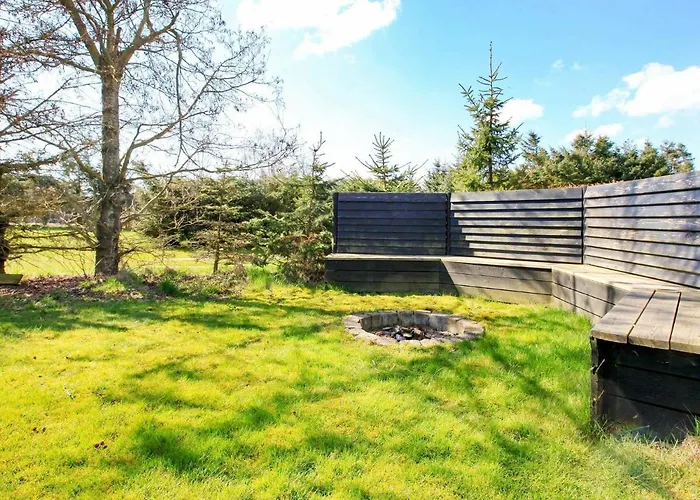 10 Person In Lokken-by Traum